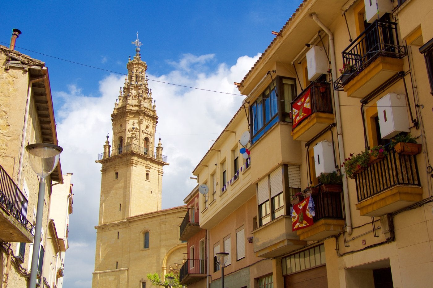 Los balcones de Elciego se engalanan para honrar a San Prudencio.