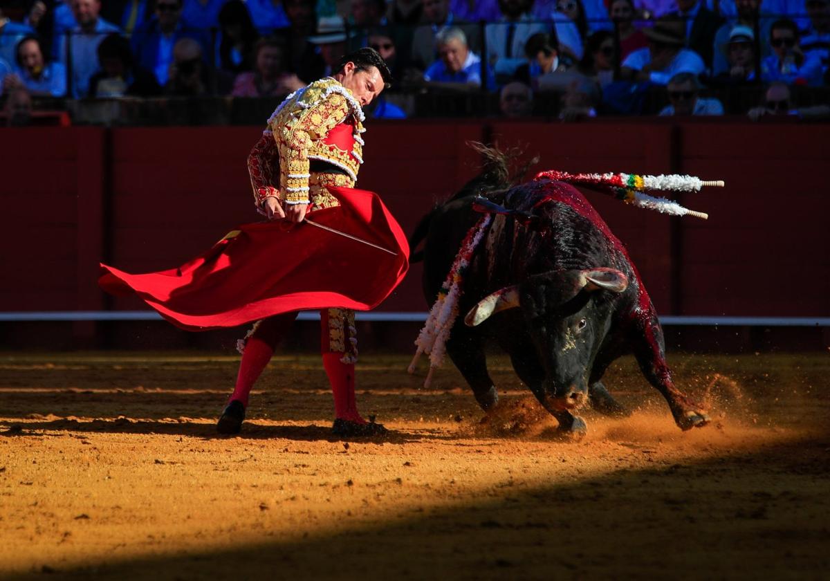 Urdiales en un pase al toro en Sevilla.