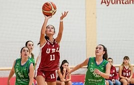 Una jugadora de Unibasket entra a canasta en un partido cadete.