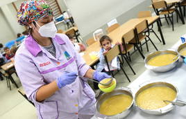 Reparto de comida en un comedor escolar de Logroño.