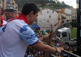 Orodea lanzó uno de los cohetes de inicio de fiestas.