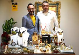 Jesús Ángel Ruiz y Esteban Alegría, con las joyas de la colección 'Tesoros de la Verdura'.