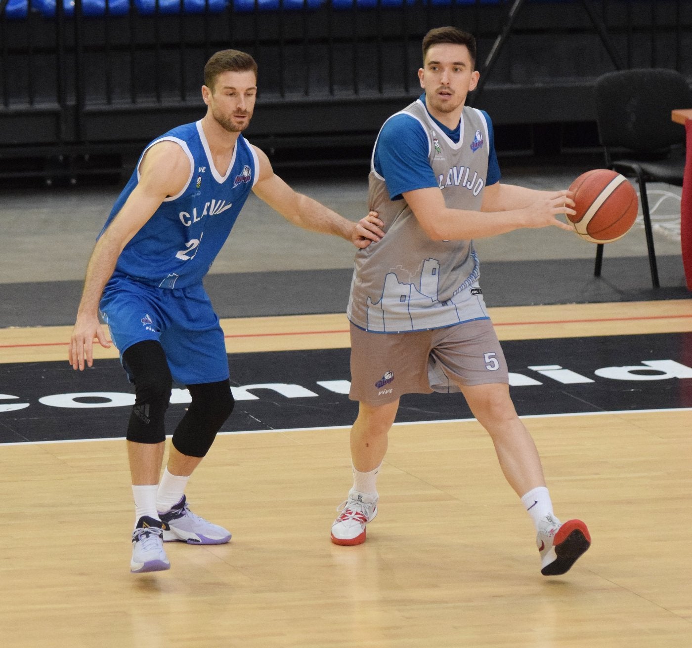 Berni García defiende a Miguel de Pablo en el entrenamiento del pasado miércoles del Rioverde Clavijo.