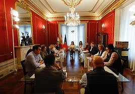 Andreu y la consejera de Agricultura, Eva Hita, con los representantes del sector riojano.