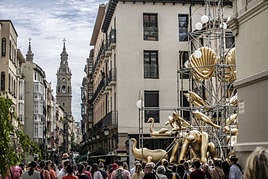 La monumental fuente urbana de Un parell d'arquitectes asoma en la confluencia de la calle Portales con la Plaza San Agustín.