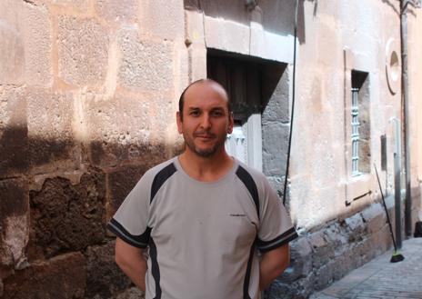 Imagen secundaria 1 - Arriba, un técnico arregla los cables de la luz que se llevó por delante el camión. Debajo, Carlos Lerena, el joven que impidió que el fuego se extendiese por las casas. A la derecha, así ha quedado el balcón tras la colisión y el fuego. 