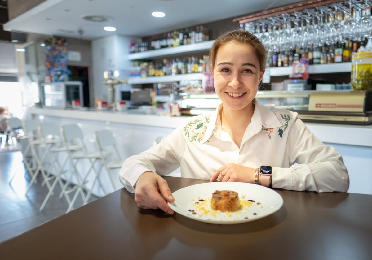 Oana Iacob, junto a su Flangi presentado al concurso de pinchos.