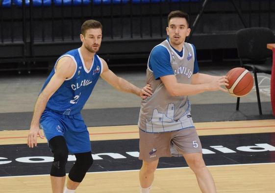 Berni García defiende a Miguel de Pablo en el entrenamiento del pasado miércoles del Rioverde Clavijo.