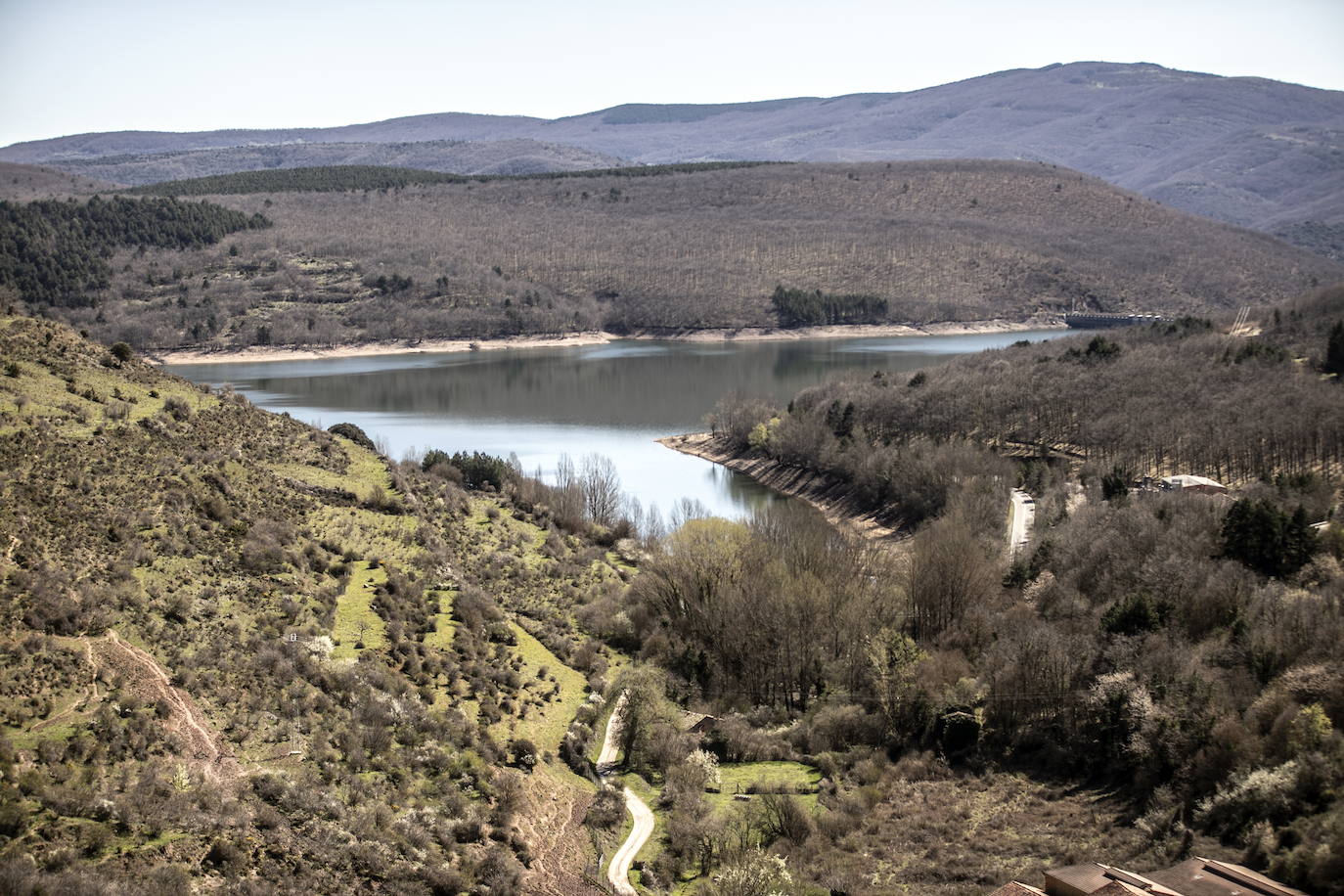 Imagen del embalse González Lacasa de este mes de abril.