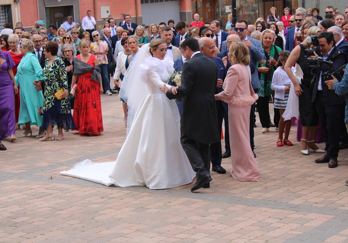 Maiso y Domínguez se encuentran antes de entrar en la iglesia de San Pedro.