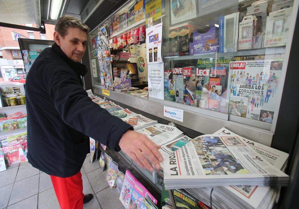 El periodico Diario LA RIOJA y otros medios en el quiosco.