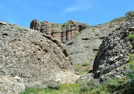 La original 'puerta de Cameros', abierta en la roca, con una de las moles de la actual al fondo.