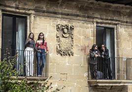 Cuatro jóvenes de Valladolid disfrutan de una copa de vino en los balcones de La Macana, alojamiento turístico de San Vicente.