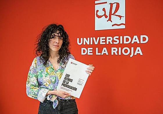 Tamara Serrano, con su trabajo doctoral.