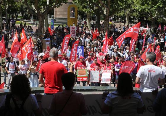 Cabecera de la manifestación del 1 de mayo en la concha de El Espolón.