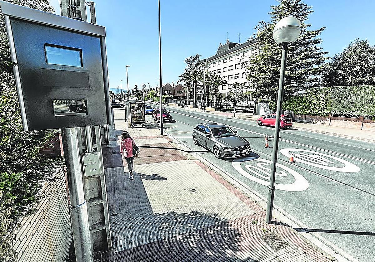 Uno de los nuevos radares fijos instalado en avenida de Madrid y que sustituirá a los dos existentes.