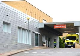 Entrada de urgencias del Hospital de Calahorra, con una ambulancia aparcada.