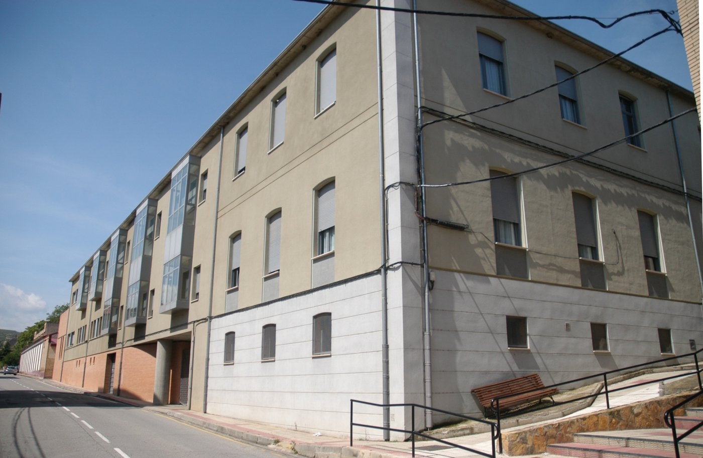 Fachada de la residencia de la Purísima Concepción desde la avenida de La Rioja de Cervera.