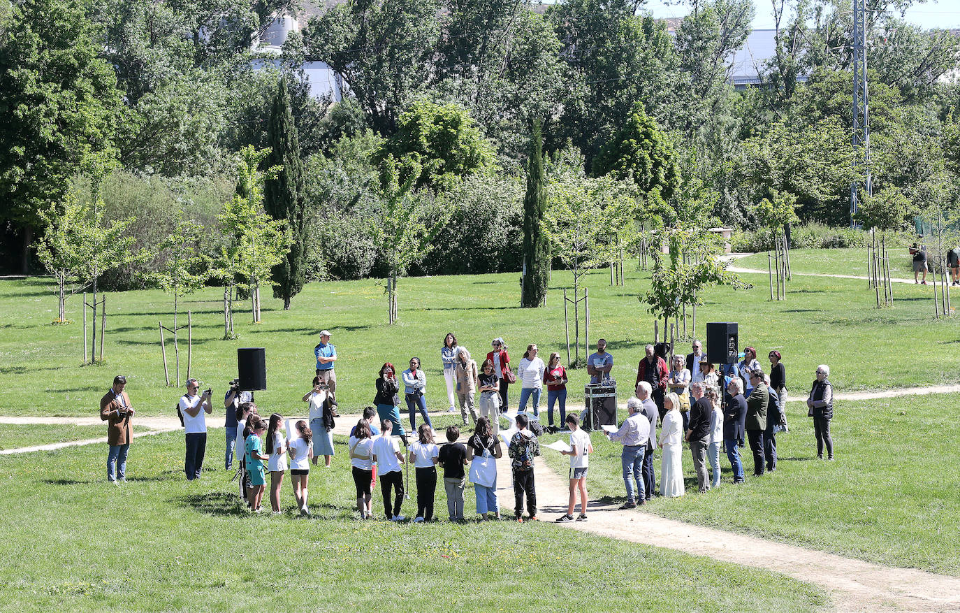 Alumnos del colegio 7 Infantes plantan doce árboles en el Bosque de la Danza