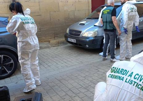 Imagen secundaria 1 - A la izquierda, unidades de la Guardia Civil en el municipio. A la derecha, Guillermo preparando unas chuletas en su restaurante.