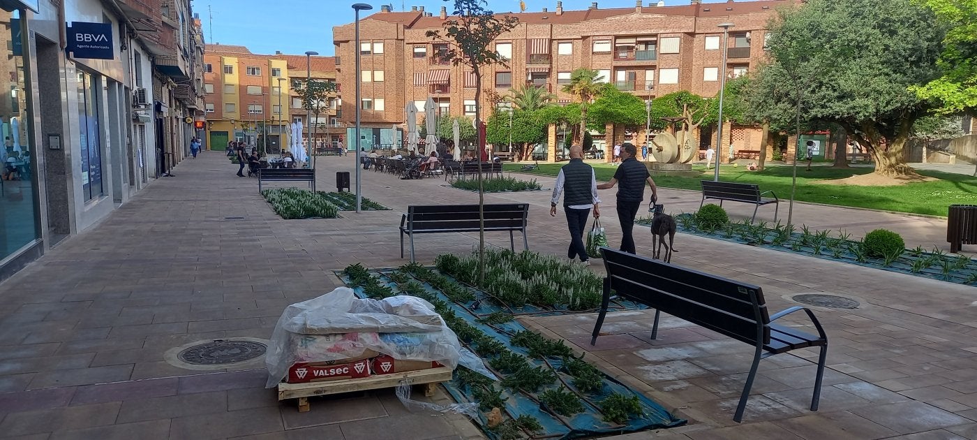 La calle Bretón de los Herreros, de Lardero, tras las obras de peatonalización.