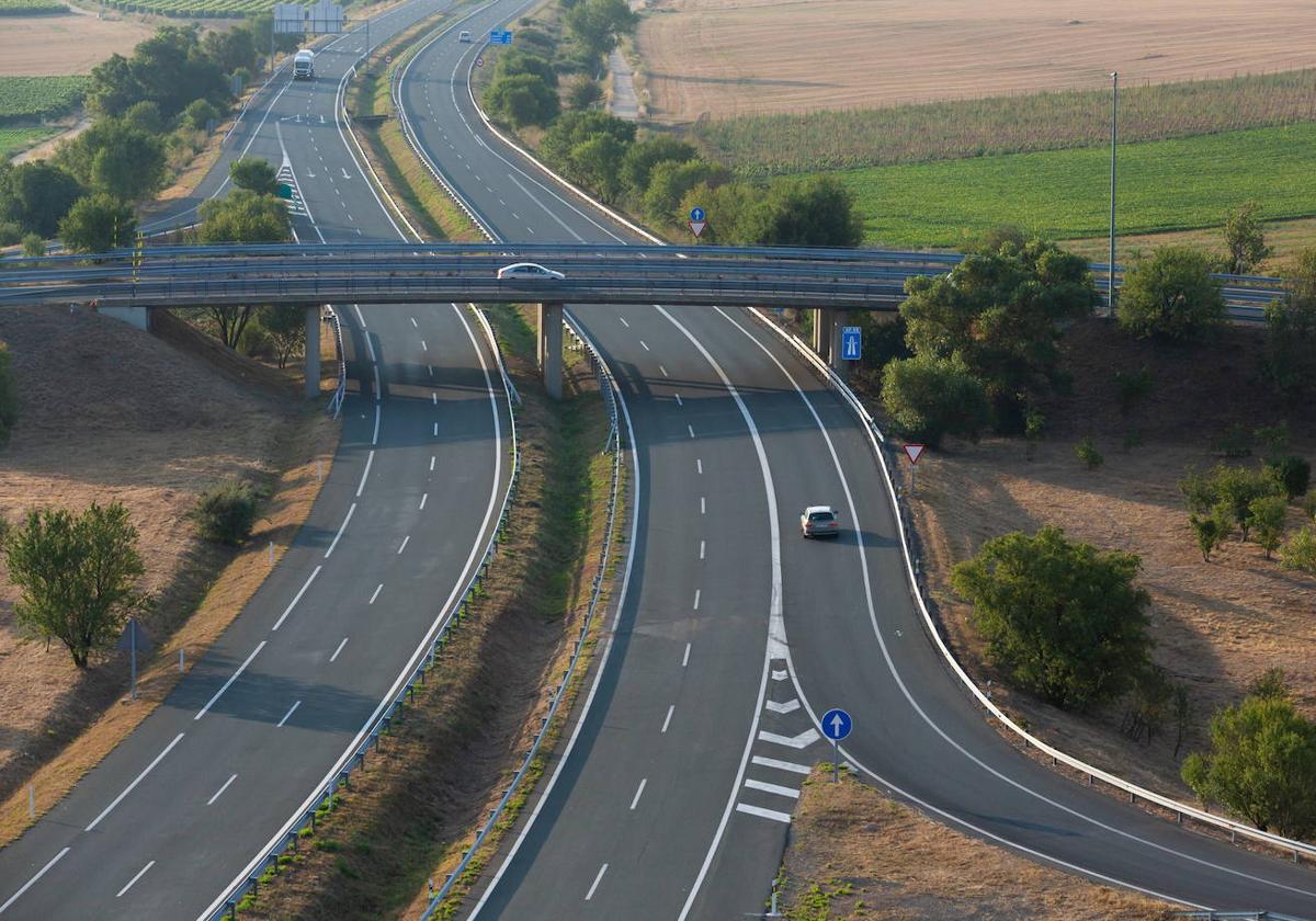 Vista de la AP-68, a su paso por el término municipal de Haro.