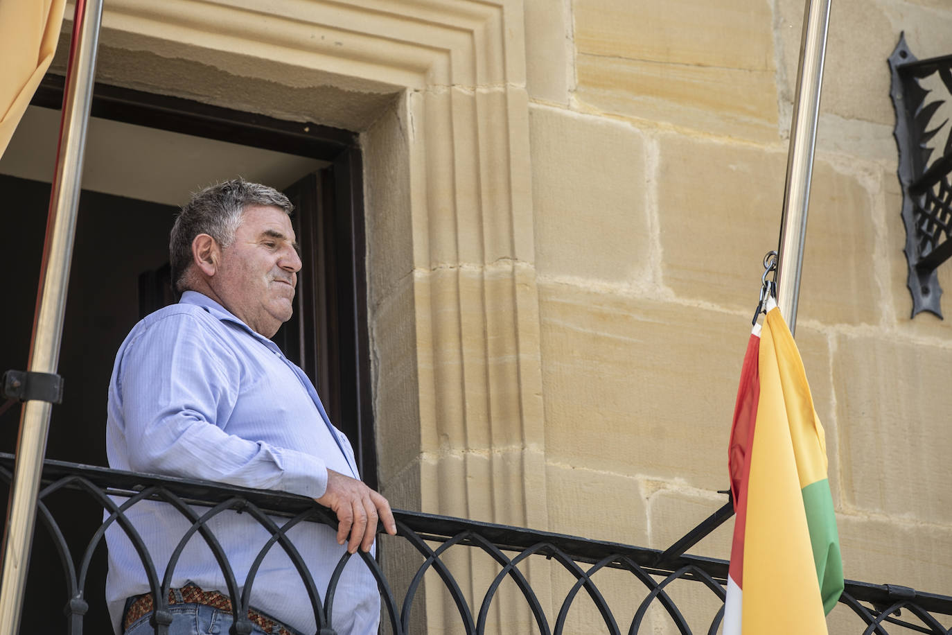 Cuzcurrita despierta de luto y con las banderas a media asta