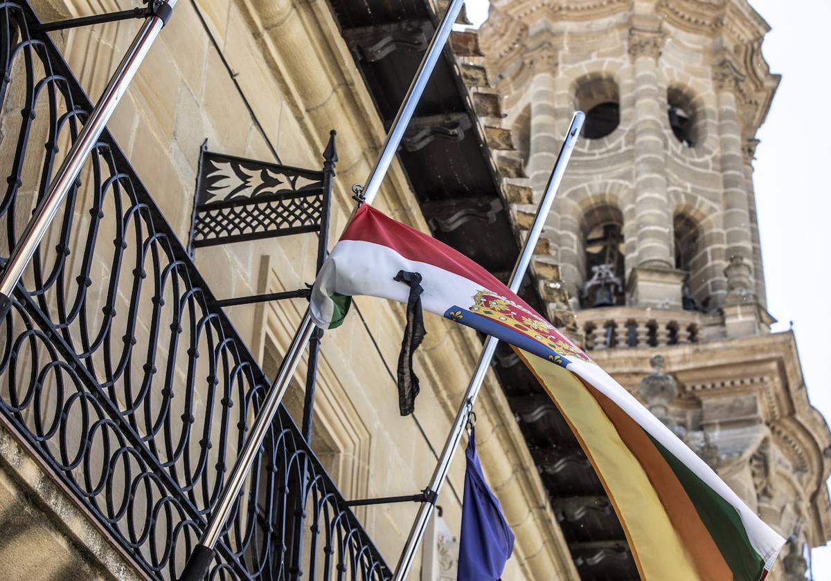 Cuzcurrita despierta de luto y con las banderas a media asta