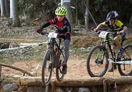 Dos 'bikers', durante una de las pruebas escolares.