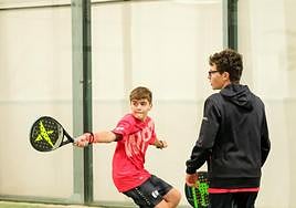 Un momento de un encuentro de pádel del torneo escolar.