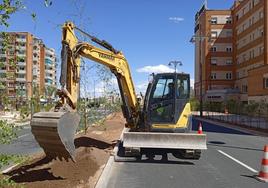 La excavadora en plena faena durante la jornada.