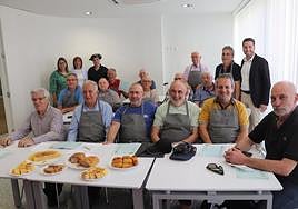 Los quince integrantes del curso de cocina recibieron ayer sus diplomas después de culminar los últimos platos en el centro joven.
