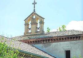 a espadaña del seminario de los Escolapios de Albelda, sin las campanas.