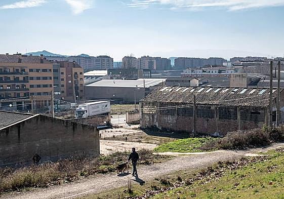 Uno de los PERI de reconversión industrial al oeste de Logroño entre viviendas con solares vacíos y edificaciones sin uso.