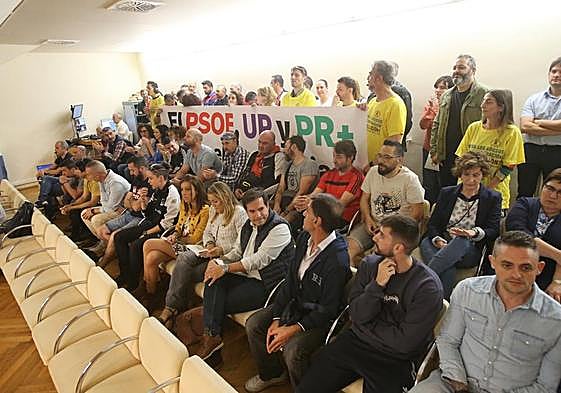 Funcionarios municipales protestan en un pleno.