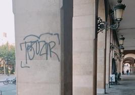 Un grafiti que limpiar en un pilar de Muro de la Mata