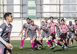 Varios jugadores de la UD Logroñés B esperan la llegada del balón.