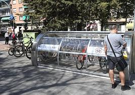 El aparcabicis cubierto del parque Gallarza, con sus diez plazas ocupadas, ha sido uno de los primeros en llenarse.