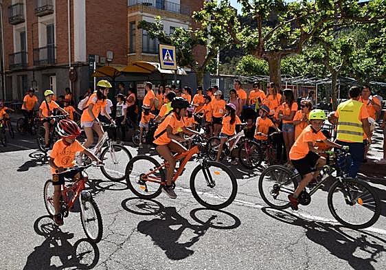 Ciclistas por la plaza de los árboles donde aguardaban los más pequeños para incorporarse al recorrido del día de la bicicleta de Cervera.