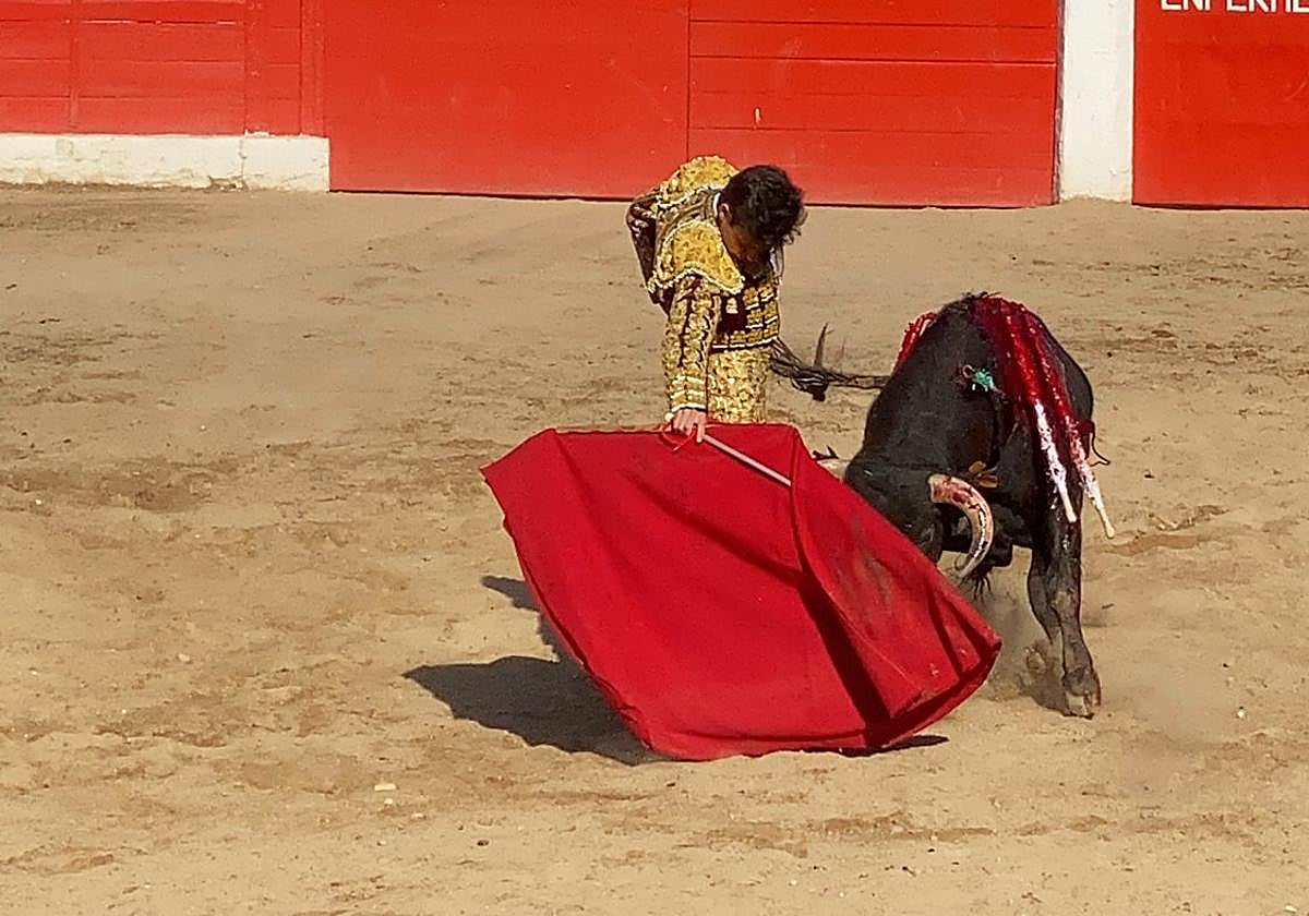 Fabio Jiménez en la lidia del segundo de su lote.