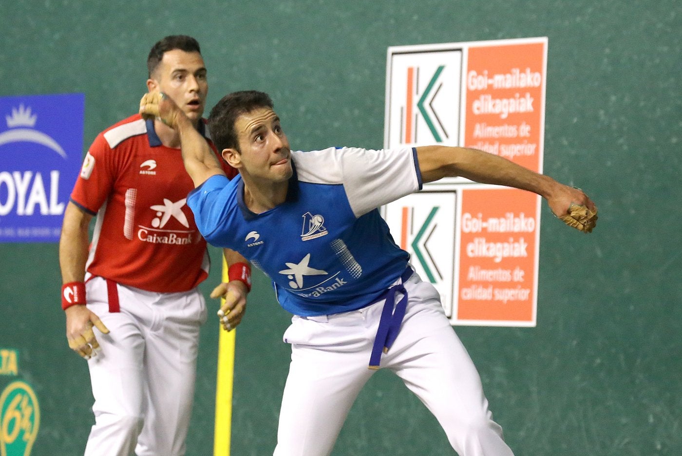 Darío golpea la pelota en presencia de Jaka.