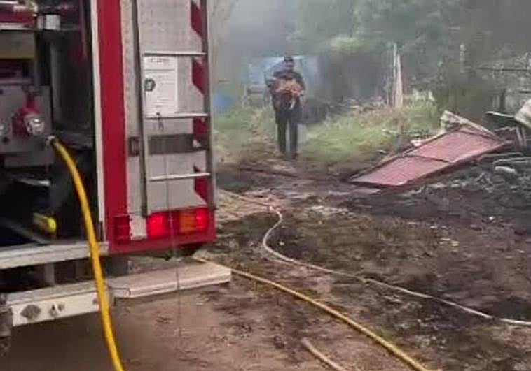 Vídeo | Un guardia civil rescata a un perro en el incendio de Villamediana
