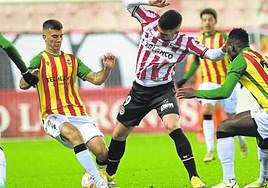 Unzueta trata de zafarse de dos adversarios del castellón en el partido de la primera vuelta.