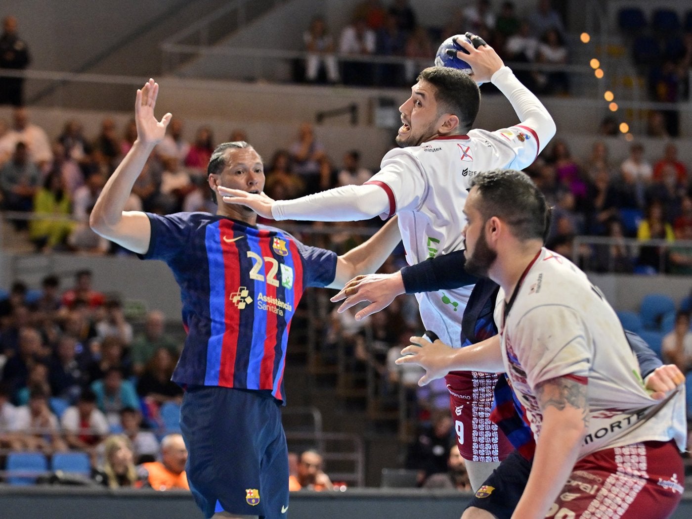 Ismael El Korchi lanza mientras Thiagus Petrus intenta cerrarle durante la final de Copa.