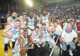 Los jugadores del Rioverde Clavijo celebran el triunfo ayer en el Palacio de los Deportes.