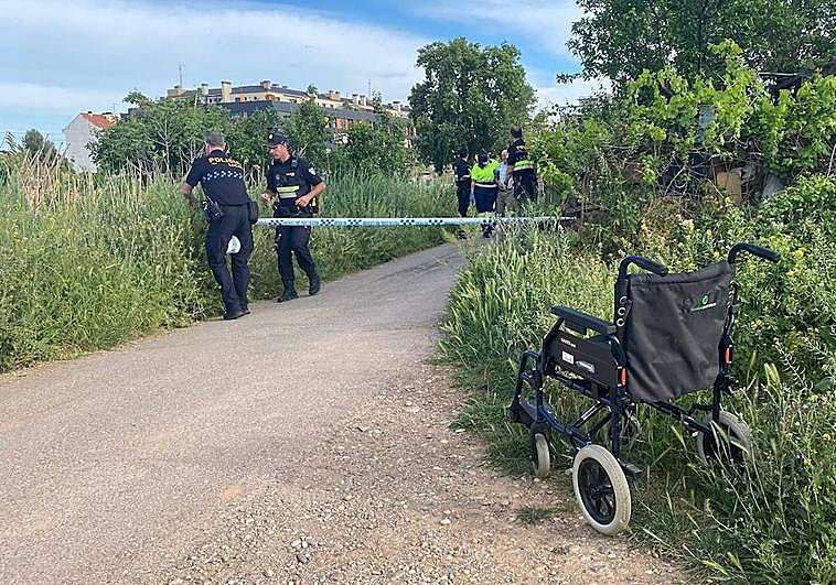 La Policía Local acordona la zona del accidente; en primer plano, la silla de ruedas de la fallecida.