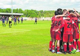 Los jugadores del Varea celebran su victoria y el pase a la final del 'play off' ante el Anguiano..