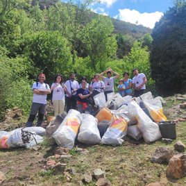 Miembros del Comando Basuraleza y vecinos de Ajamil de Cameros posan con parte de la basura recogida el pasado domingo.