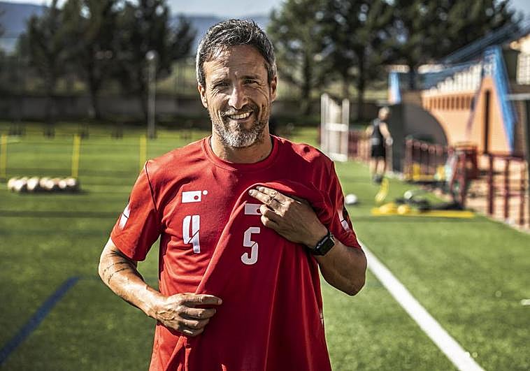 César Caneda, que hoy cumple 45 años, antes de un entrenamiento de la SD Logroñés en Pradoviejo.