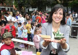 Belén Sánchez, directora del CEIP Varia, tras recibir el galardón